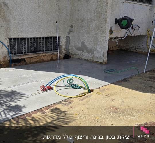 חצר עם אריחים חדשים וצינורות צבעוניים